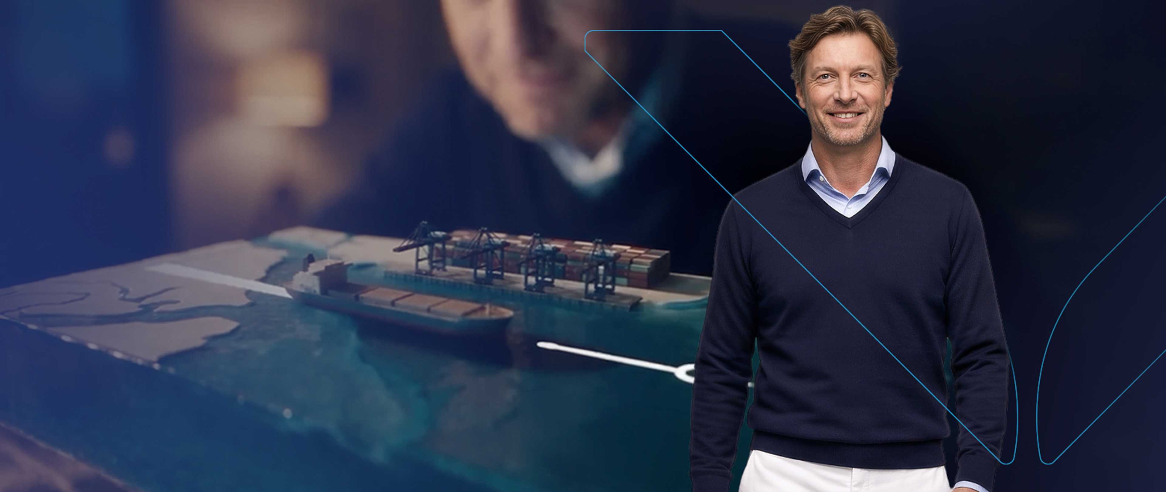 Executivo diante de um terminal portuário, com um navio porta-contêineres ao fundo