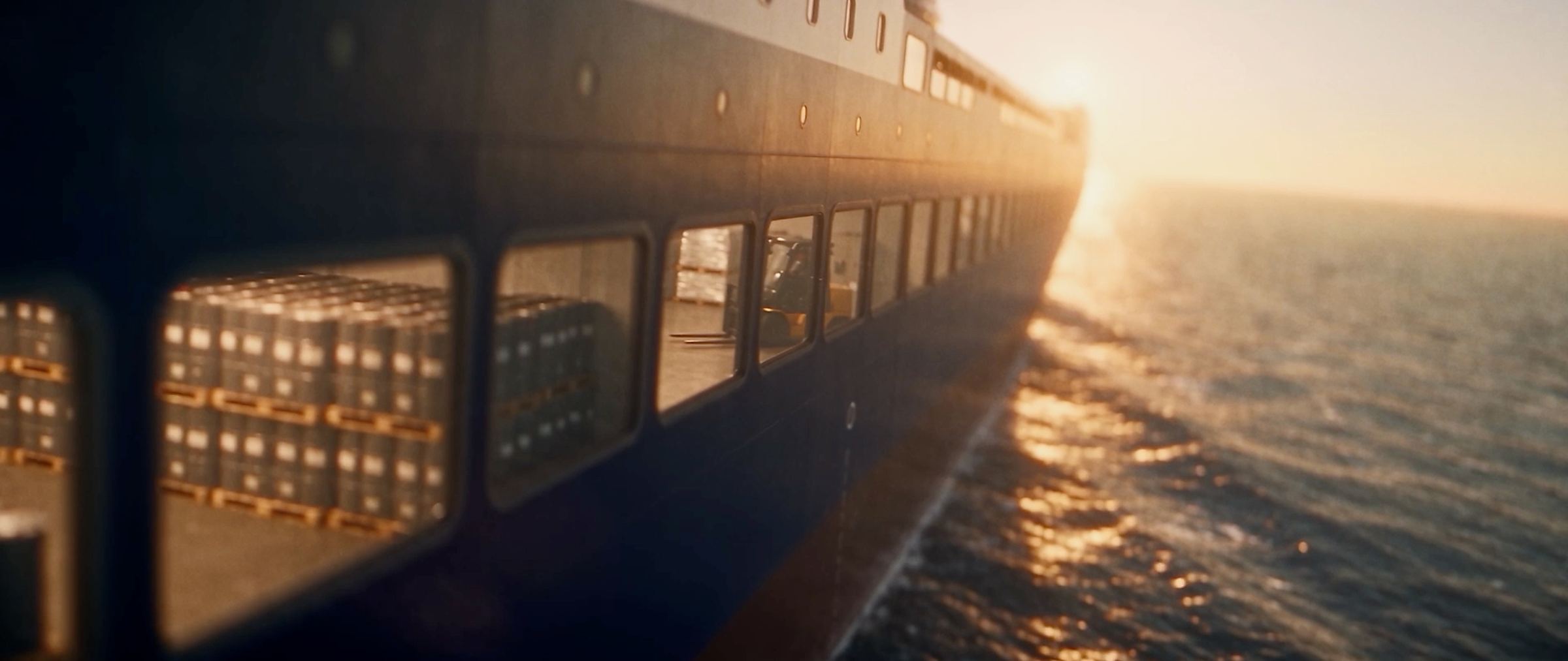 Navio porta-contêineres carregado, ao entardecer