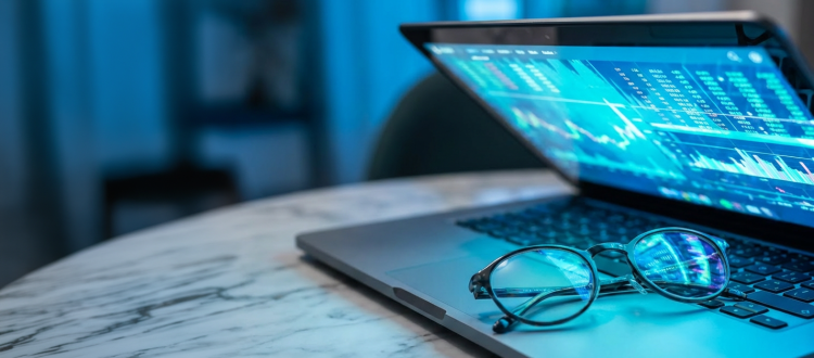 Laptop com gráficos financeiros
