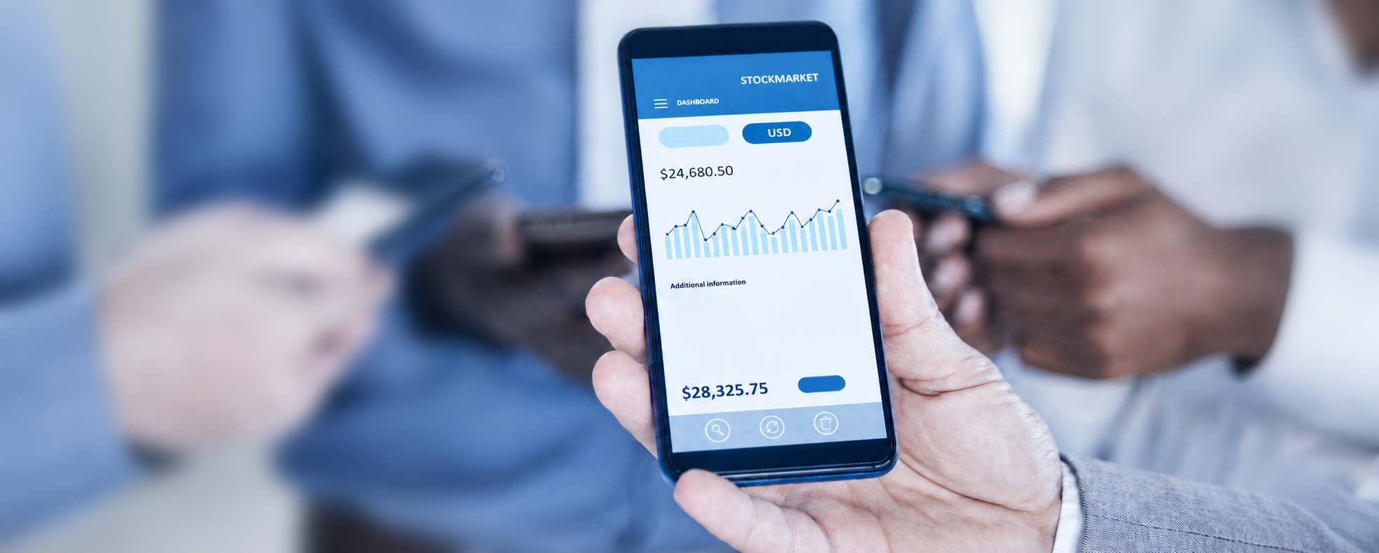 Importador analisando indicadores financeiros em smartphone, representando capital imobilizado em operações de importação
