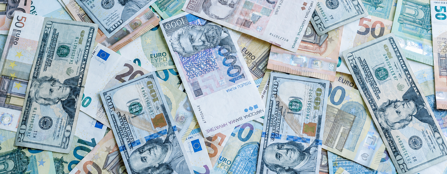 Múltiplas moedas internacionais — dólar e euro — simbolizando a integração entre crédito, câmbio e gestão financeira na importação