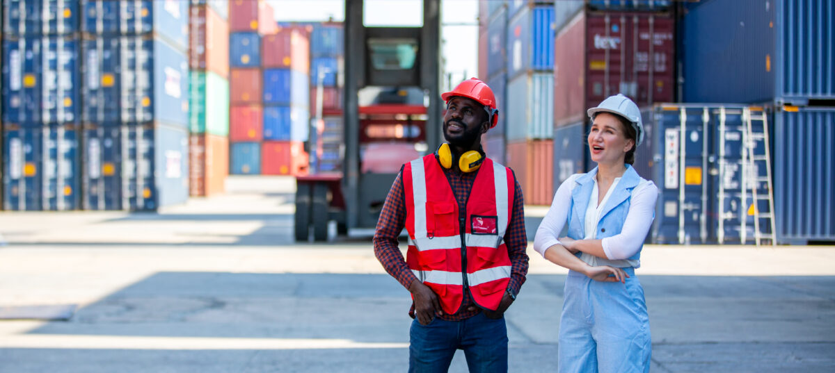 Trabalhadores em porto de contêineres