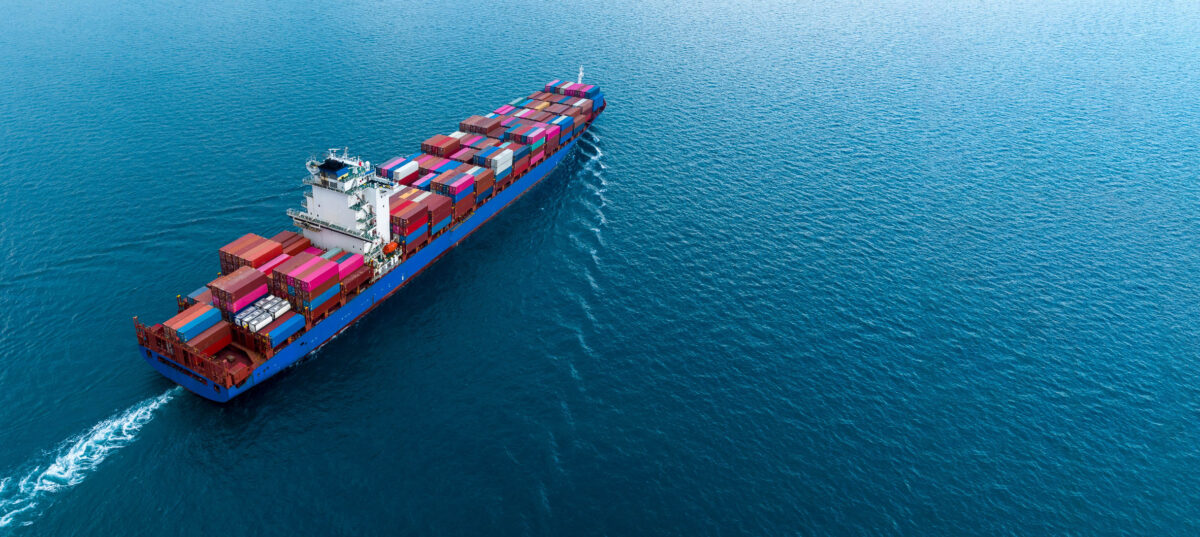 Navio cargueiro no oceano